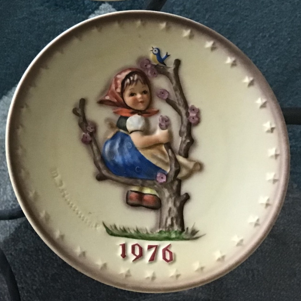 Goebel Hummel Vintage 1976 6th Annual Collector's Plate "Apple Tree Girl". w/box